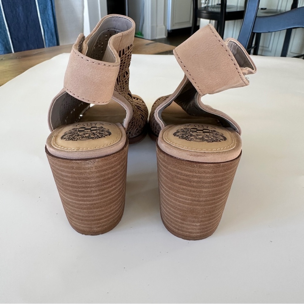 Vince Camuto Keannie Cutout Leather Open Toe Block Heel Sandal Taupe Boho SZ 8.5 - Picture 13 of 13